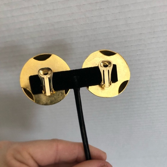 Vtg Gold Embossed Dome Clip On Earrings - Picture 6 of 10